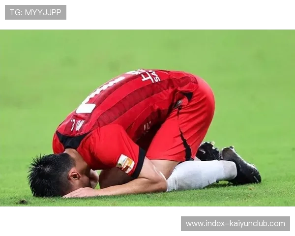 某球员比赛中被蜜蜂蛰伤！场面混乱