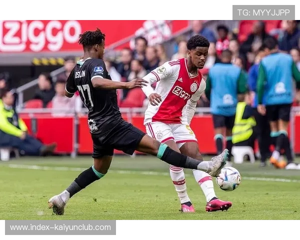 阿贾克斯新星以一脚远射震惊全场：未来足球巨星的崛起